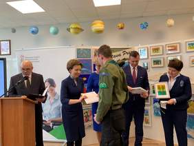 Pokaż zdjęcie: Wręczenie okolicznościowych dyplomów.