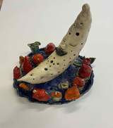 Rzeźba przedstawiająca kolorowe miasteczko w kształcie księżyca i elementów w kształcie domków