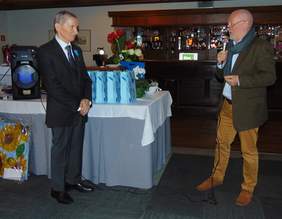 Pokaż zdjęcie: Dwóch mężczyzn. Mężczyzna z prawej mówi do mikrofonu 