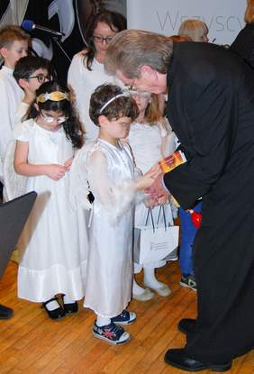 Pokaż zdjęcie: Ks. prałat Andrzej Waksmański oraz najmłodsi uczniowie Szkoły Muzycznej