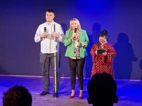 Pokaż zdjęcie: Na scenie Marcin Ryszka, Monika Meleń oraz Natalia Opoka - trzech prowadzących pierwsze spotkanie z cyklu "Życie jest piękne"