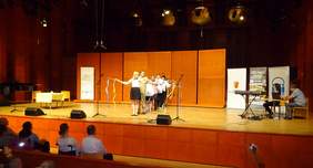 Pokaż zdjęcie: występ artystyczny uczestników WTZ w Łasku