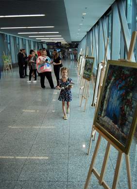 Pokaż zdjęcie: Wystawa Stanisława Kmiecika na Lotnisku Kraków Airport