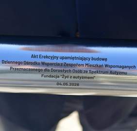 Pokaż zdjęcie: Zdjęcie grawerowanej tuby z aktem erekcyjnym w środku.