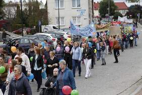 Kolorowy korowód przeciwko przemocy i niepożądanym zjawiskom - przemarsz ulicami miasta Łapy