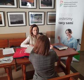 Pokaż zdjęcie: Pracownik Oddziału Podlaskiego PFRON informuje pracodawcę.