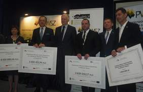 Pokaż zdjęcie: Przekazanie przez Ministra Jarosława Gowina czeków dla rektorów małopolskich PWSZ