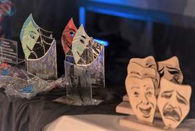 Statuetki dla zwycięzców i wyróżnionych - szklane i drewniane w kształcie masek teatralnych