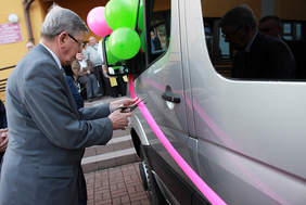 Pokaż zdjęcie: oficjalne przekazanie pojazdu- dyrektor Oddziału Łódzkiego PFRON Władysław Skwarka