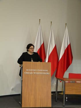 Pokaż zdjęcie: Zdj_cie_2_-_Pani_El_bieta_Bojanowska_-_Podsekretarz_Stanu_w_MMinisterstwie_Rodziny__Pracy_i_Polityki_Spo_ecznej_-_podczas_pr.JPG