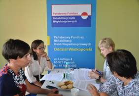 Pokaż zdjęcie: podpisywanie umowy między Państwowym Funduszem Rehabilitacji Osób Niepełnosprawnych i Gminą Kramsk