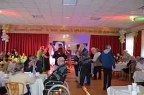 Pokaż zdjęcie: Uczestnicy Balu Karnawałowego w Domu Pomocy Społecznej przy ul. Bukowskiej w Poznaniu