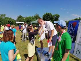 Pokaż zdjęcie: Zwycięzcy XVII Powiatowych Igrzysk Dzieci i Młodzieży Niepełnosprawnej w Szamotułach nagradzani przez Annę Skupień, dyrektor Oddziału Wielkopolskiego PFRON