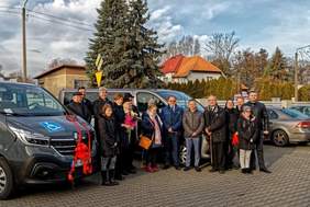 Pokaż zdjęcie: Uroczystość przekazania busa z dofinansowaniem ze środków PFRON dla podopiecznych WTZ w Przygodzicach
