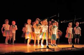 Pokaż zdjęcie: Na scenie występ grupy II z Przedszkola im. Adama Żeromskiego w Nałęczowie