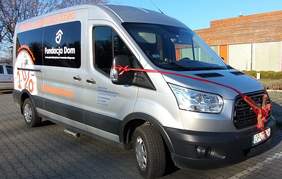 Pokaż zdjęcie: Nowoczesny  9-osobowybus z podjazdami dla wózków inwalidzkich będzie woził osoby z niepełnosprawnościami z Opolszczyzny