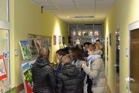 Pokaż zdjęcie: Oglądanie wystawy XV Konkursu "Sztuka Osób Niepełnosprawnych"