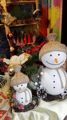 Pokaż zdjęcie: artystyczne wyroby podopiecznych stowarzyszenia wystawione na kiermaszu świątecznym w Zgierzu