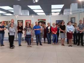 Zwiedzający wystawę Sztuka Osób Niepełnosprawnych w Bibliotece Śląskiej