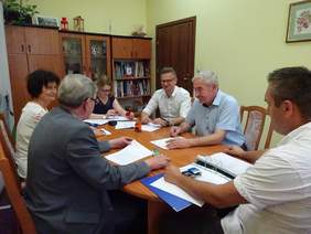 Pokaż zdjęcie: na zdjęciu:Andrzej Opala – Starosta Łódzki Wschodni, Ewa Gładysz – Wicestarosta Łódzki Wschodni, Urszula Łużniak – dyrektor PCPR, przedstawiciele PFRON: Władysław Skwarka, Jarosław Madaj, Przemysław Suligorski