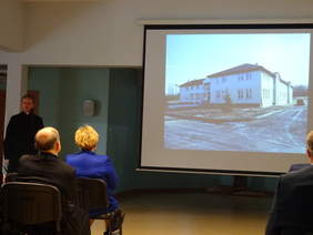 Ks. Piot Potyrała przedstwia zebranym gościom historię obiektu i miejsca