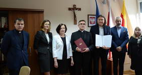 Pokaż zdjęcie: Od lewej: ks. prof. UKSW dr hab. Maciej Bała, mgr Anna Kołcz, dr Maria Hulicka, ks. prof. dr hab. Stanisław Dziekoński, Robert Kwiatkowski, Piotr C. Śliwowski, dr Grażyna Melanowicz 