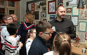 Pokaż zdjęcie: Wyjątkowi kelnerzy w kawiarni Fado Cafe w Grudziądzu