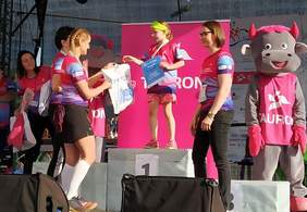 Pokaż zdjęcie: Wręczenie nagród biegaczom chorym na mukowiscydozę