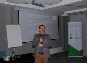 Pokaż zdjęcie: Artur Then, FIRR, podczas IV Małopolskiej Konferencji "Międzyinstytucjonalna współpraca w obszarze wsparcia osób z niepełnosprawnością"