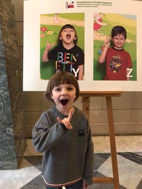 Pokaż zdjęcie: Bohater jednej z plansz prezentujących litery alfabetu polskiego języka migowego