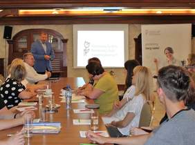 Pokaż zdjęcie: Tomasz Maruszewski Zastępca Prezesa Zarządu PFRON ds. finansowych przemawia do uczestników szkolenia