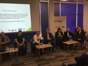 Pokaż zdjęcie: od lewej strony Pan Jan Remplewicz (trener), Pan Tomasz Pauliński (mistrz i rekordzista Europy niepełnosprawnych w pchnięciu kulą), Pan Krzysztof Głombowicz (moderator panelów dyskusyjnych- sportowiec i komentator sportowy) , Pan Eugeniusz Grabowski Wiceprezes Zarządu Polskiego Komitetu Paraolimpijskiego,  Pan Łukasz Szeliga Prezes Zarządu Polskiego Komitetu Paraolimpijskiego, Pan dr Zdzisław Sybilski  (psycholog sportowy) oraz pierwszy po prawej Pan Andrzej Ofczyński Stowarzyszenie Sportu i Rehabilitacji Osób Niepełnosprawnych „Start Bydgoszcz” w panelu dyskusyjnym "Sport wyczynowy niepełnosprawnych"