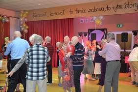 Pokaż zdjęcie: Uczestnicy Balu Karnawałowego w Domu Pomocy Społecznej przy ul. Bukowskiej w Poznaniu