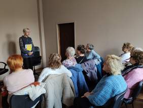 Pokaż zdjęcie: Pracownik Oddziału Śląskiego PFRON prowadzący spotkanie