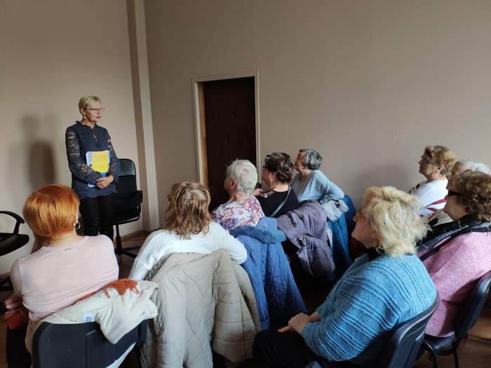 Pokaż zdjęcie: Pracownik Oddziału Śląskiego PFRON prowadzący spotkanie