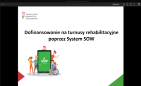 Pokaż zdjęcie: Tytułowy slajd prezentacji. Na białym tle czarny napis: Difinansowanie na turnusy rehabilitacyjne poprzez System SOW. W dolnym rogu kolorowa grafika przedstawiająca osoby z różnymi niepełnosprawnościami.