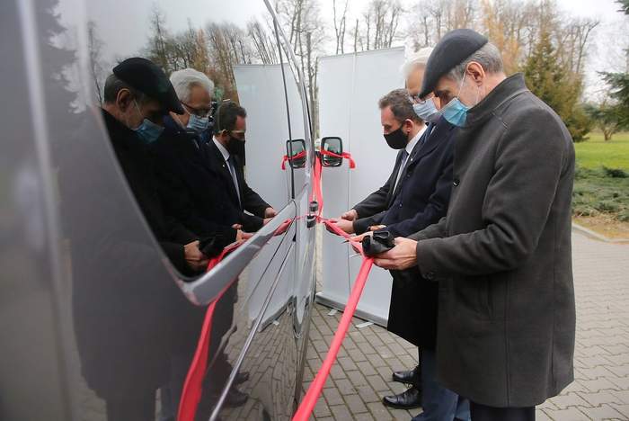Pokaż zdjęcie: Uroczyste przekazanie auta.Na zdjęciu Starosta Lubelski Zdzisław Antoń,Prezes PFRON Krzysztof Michałkewicz,Dyrektor PCPR Jacek Figarski,fot.Dziennik Wschodni