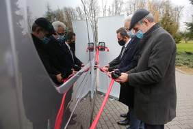 Pokaż zdjęcie: Uroczyste przekazanie auta.Na zdjęciu Starosta Lubelski Zdzisław Antoń,Prezes PFRON Krzysztof Michałkewicz,Dyrektor PCPR Jacek Figarski,fot.Dziennik Wschodni