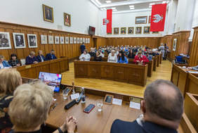Pokaż zdjęcie: Jak przystało na Sesję Sejmiku Osób Niepełnosprawnych najważniejszą jego częścią były interpretacje zgłaszane przez niepełnosprawnych radnych
