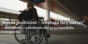 Pokaż zdjęcie: na zdjęciu dworzec kolejowy, na peronie siedzi osoba na wózku aktywnym. Po środku zdjęcia tekst różni podróżni obsługa bez barier standardy i szkolenie dla pracowników transportu 