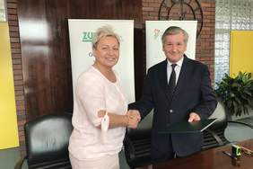 Pokaż zdjęcie: Ewa Brożek - dyrektor Oddziału ZUS w Zabrzu z Janem Wrońskim dyrektorem Śląskiego Oddziału PRFON w Katowica po podpisaniu porozumienia