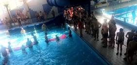 Zawodnicy podczas wyścigów na materacach