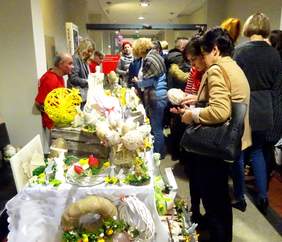 Wystawcy i odwiedzajacy wystawę świąteczną