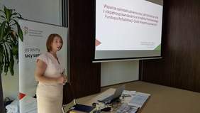 Pokaż zdjęcie: Aneta Zębala - przedstawiciel Małopolskiego Oddziału PFRON podczas wystąpienia