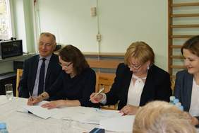 Pokaż zdjęcie: Umowy na realizację zadań zlecanych podpisywane przez Martę Mordarską, dyrektor Małopolskiego Oddziału PFRON  z przedstawicielami organizacji pozarządowych z terenu sądecczyzny.