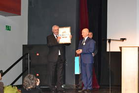 Pokaż zdjęcie: Upominek dla Prezydenta Stargardu Rafała Zająca od władz Koła