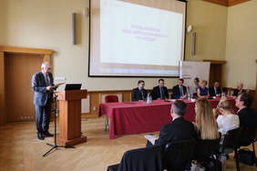 Pokaż zdjęcie: Powitanie gości - Dyrektor Generalny Pomorskiego Urzędu Wojewódzkiego Andrzej Spiker (z lewej)