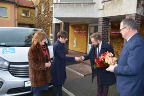 Pokaż zdjęcie: Grażyna Kaczmarek, dyrektor PCPR w Pleszewie; Anna Skupień, dyrektor Oddziału Wielkopolskiego PFRON; Grzegorz Grygiel, dyrektor DPS w Pleszewie; Maciej Wasielewski, starosta pleszewski 