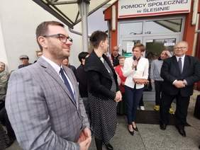 Pokaż zdjęcie: Uroczystość przekazania busa dla mieszkańców Domu Pomocy Społecznej w Ślesinie