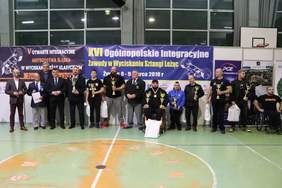 Pokaż zdjęcie: Nagrodzeni zawodnicy wraz z pamiątkowymi pucharami